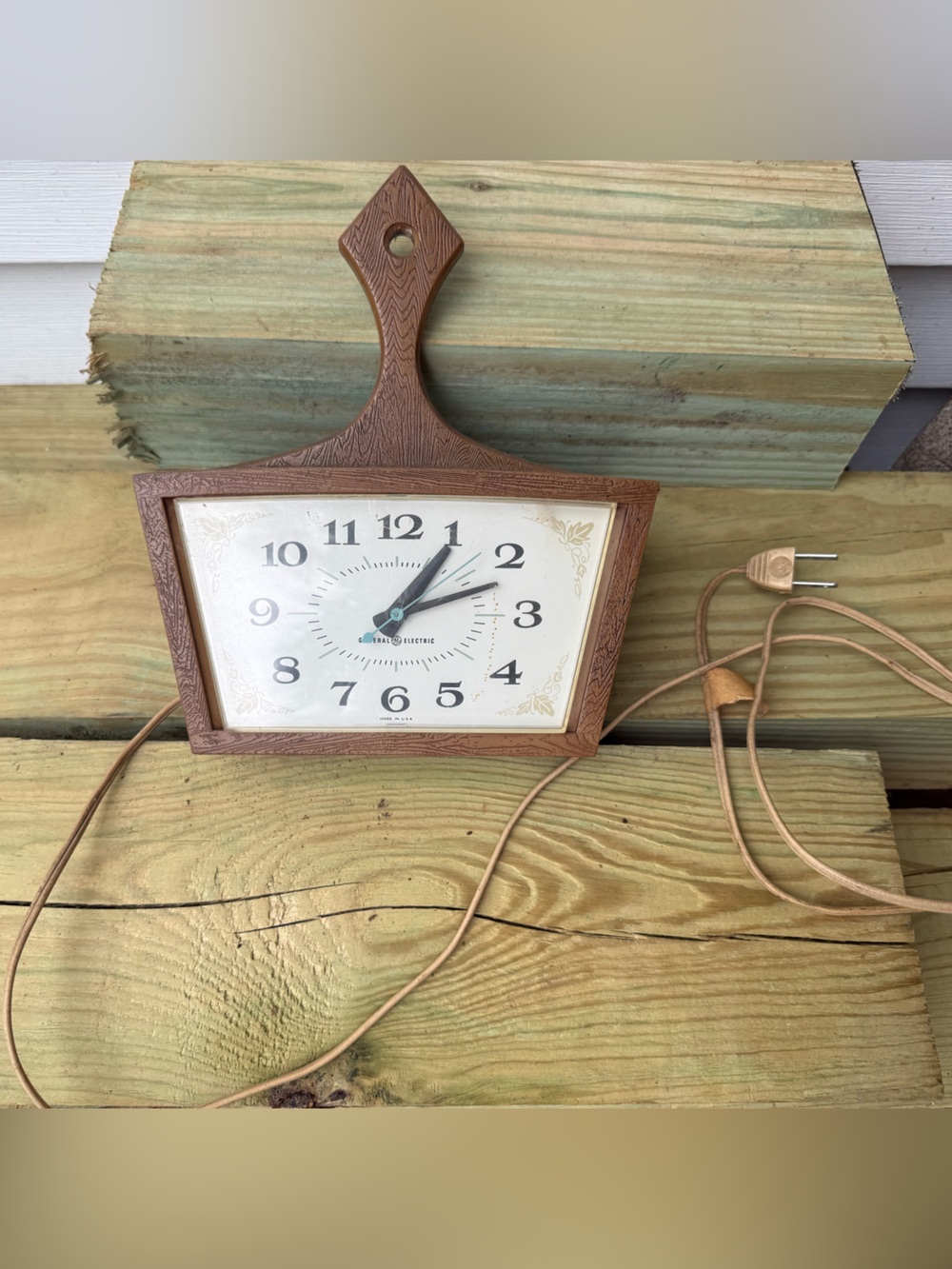 Vintage General Electric Wall Clock. Model 2155. Works.